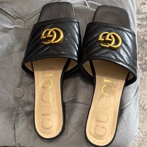 Gucci Women's Sandals in Black with Gold Logo